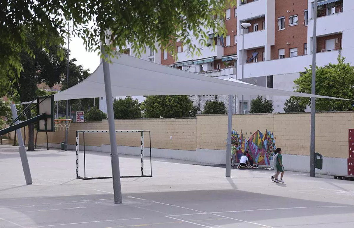 CCOO critica que se hayan instalado toldos en la Feria pero que muchos colegios aún no estén climatizados. Foto: Cordópolis.