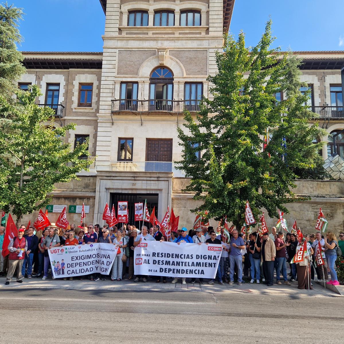 La concentración se ha celebrado en la sede de la Junta de Andalucía