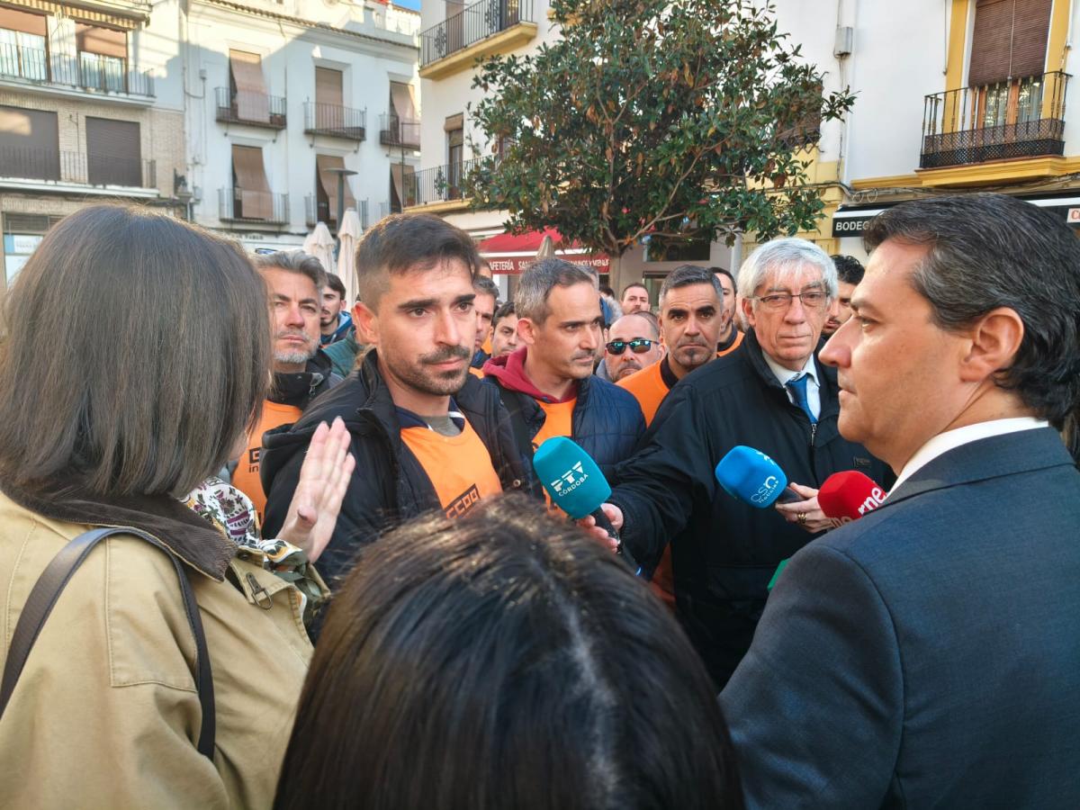 Trabajadores de Hitachi, junto a la secretaria General de CCOO de Córdoba, Marina Borrego, y el alcalde de Córdoba, José María Bellido.