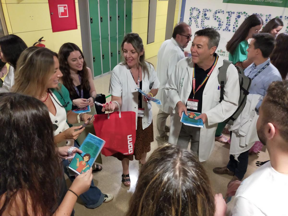 Delegados y delegadas de CCOO han acompaado a los profesionales que han acabado su residencia en el Hospital Reina Sofa de Crdoba.
