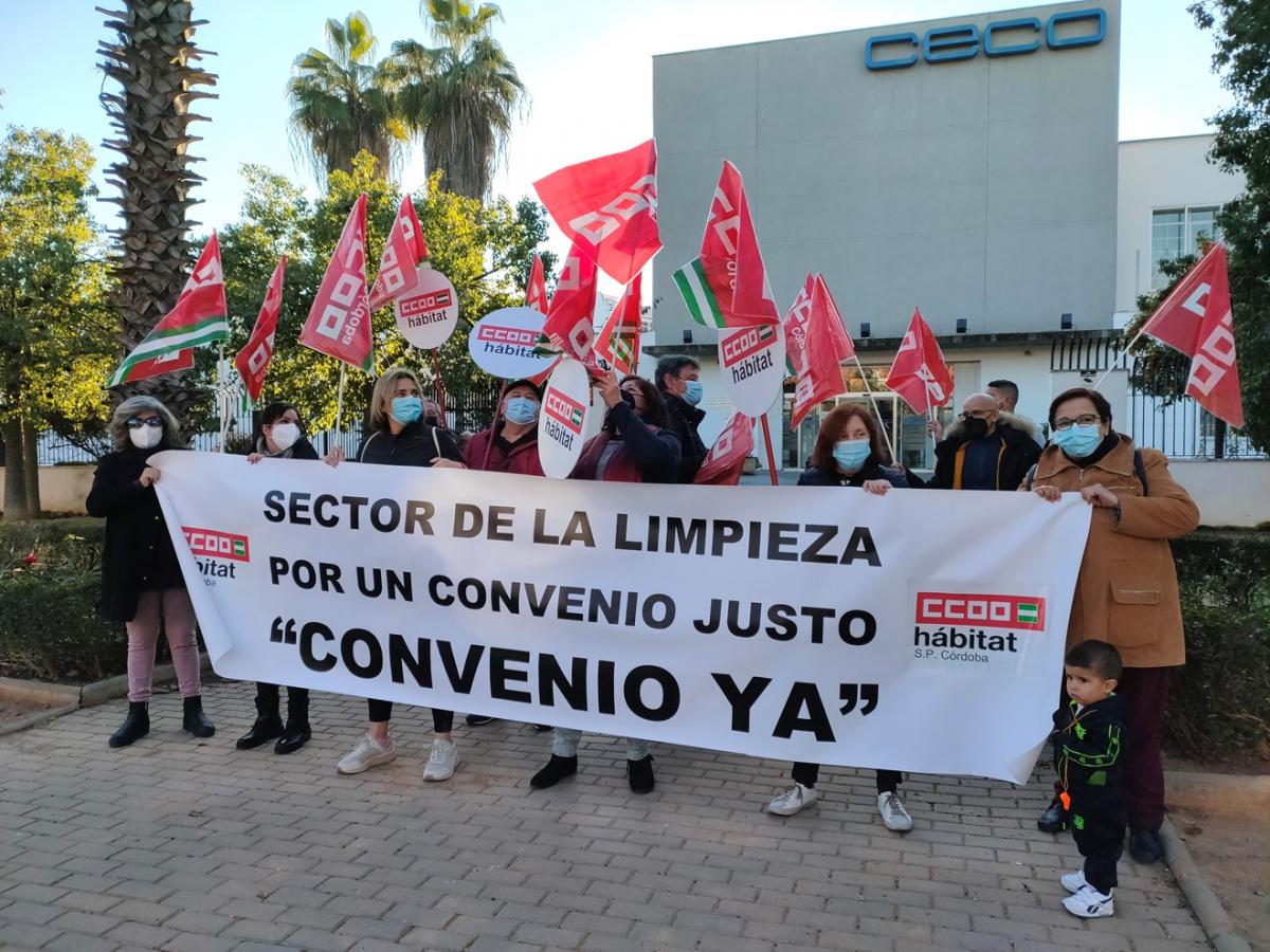 Imagen de la concentración por el bloqueo de la negociación del convenio de la limpieza de Córdoba.