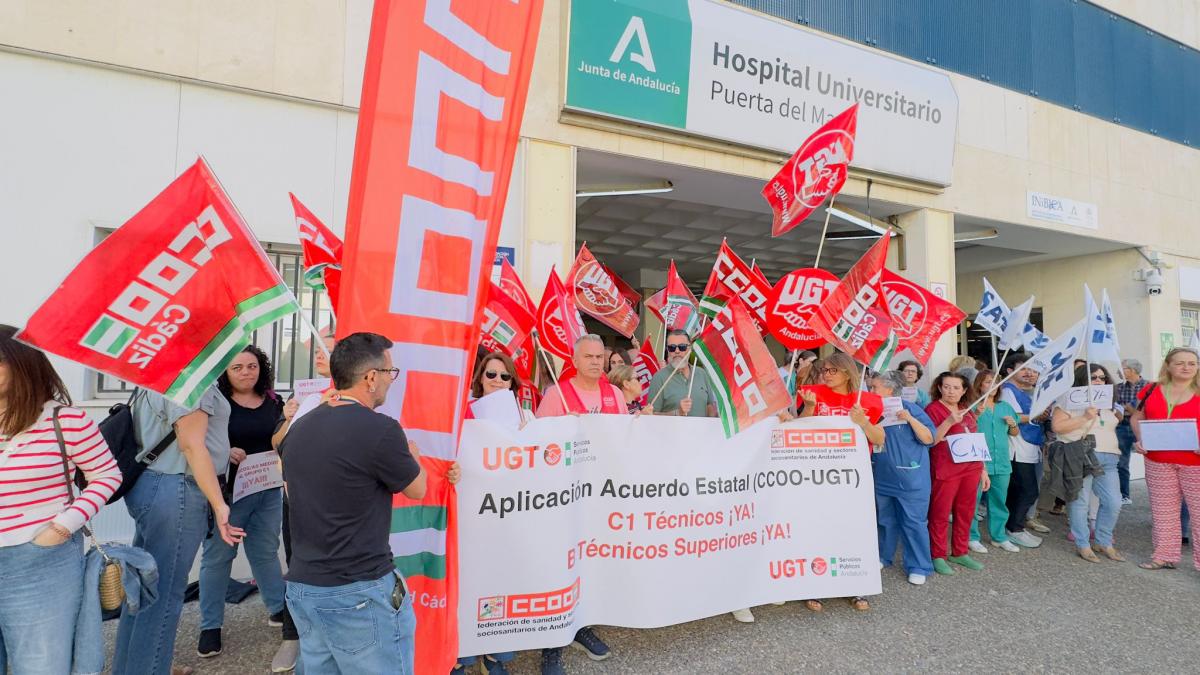 Concentración ante el Hospital Universitario Puerta del Mar - Huelga de Técnicos Medios y Superiores del SAS