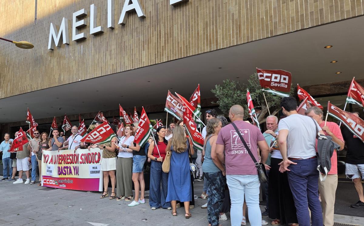 Concentración a las puertas del Hotel Meliá Lebreros.