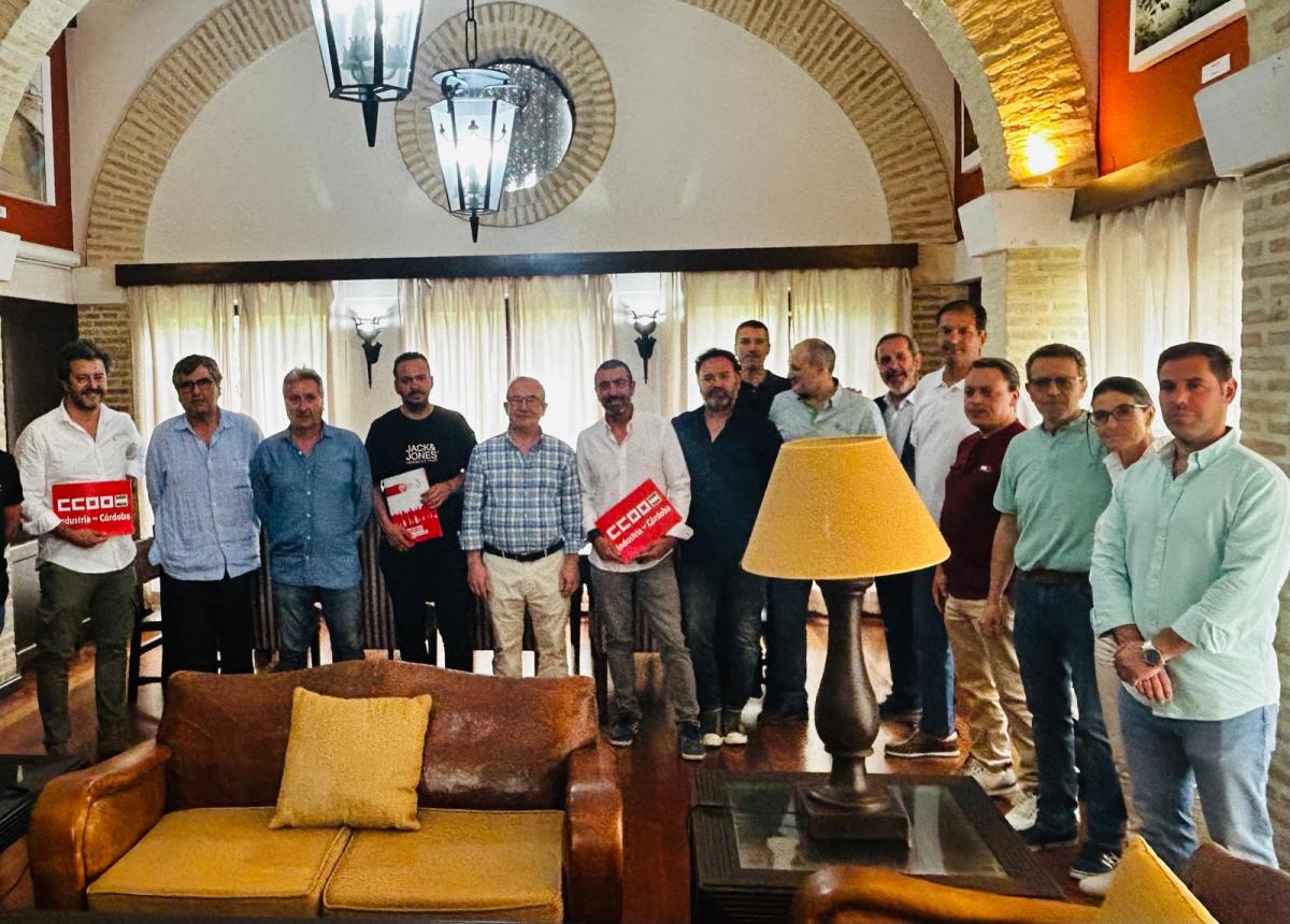 Representantes de sindicatos y patronal tras la firma del convenio de vinos.