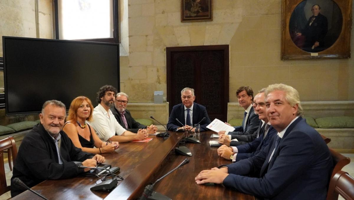 Reunin con el alcalde de Sevilla para la presentacin del documento.