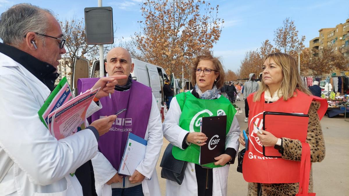 Recogida de firmas en el mercadillo de La Chana