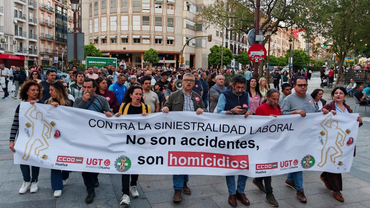 CCOO, UGT y Sindicato Unitario movilizan a un millar de personas en Huelva contra la siniestralidad laboral: “No son accidentes, son homicidios”