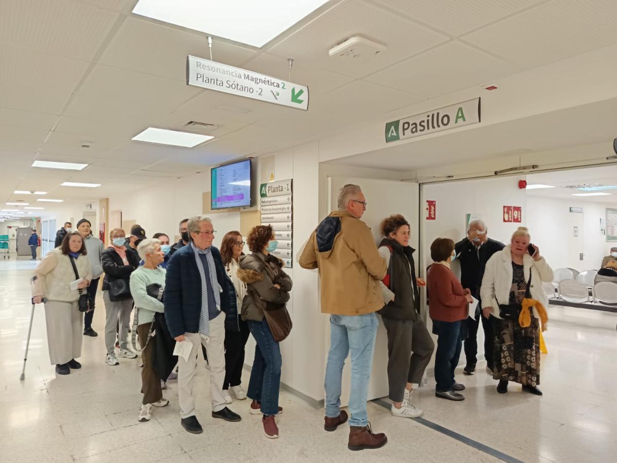 Usuarios y usuarias soportan largas colas para poder reclamar