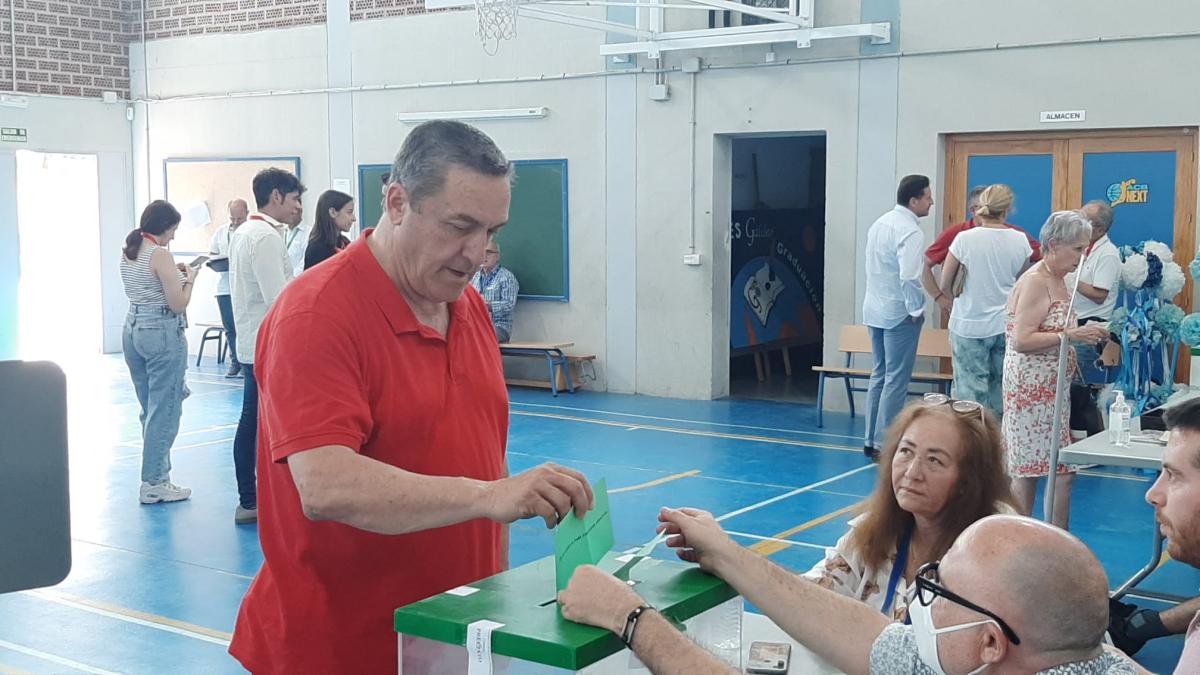 Fernando Cubillo Secretario de la UP CCOO Málaga deposita su voto. Elecciones Andalucía 19.06.22