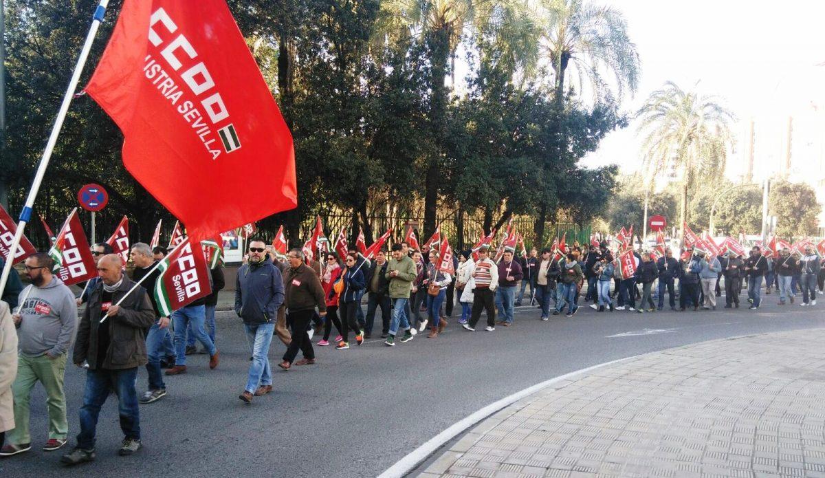 Marcha de trabajadores y trabajadoras del campo en Sevilla.