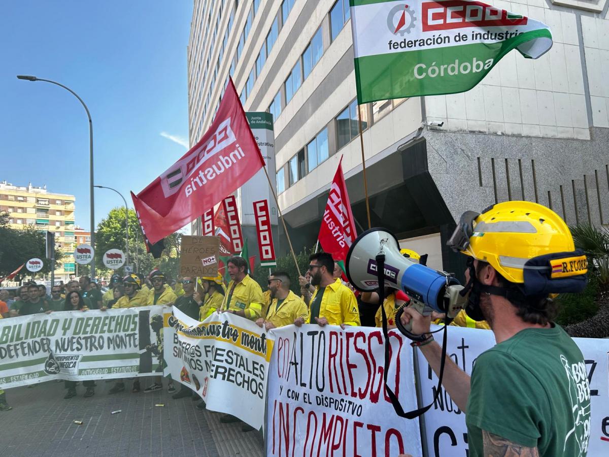 CCOO se ha concentrado para denunciar la falta de medios en el Infoca.