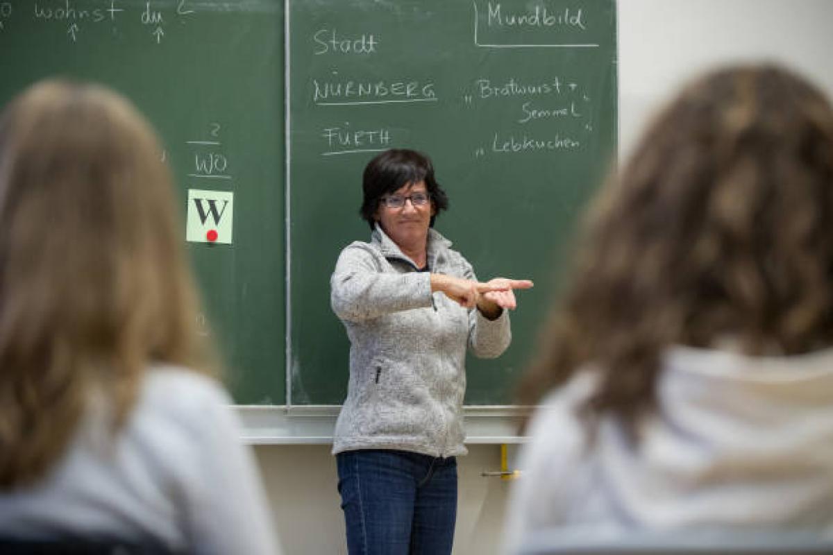 Las ILSE realizan una función primordial para el alumnado sordo pero todos los años sufren la misma incertidumbre al inicio de curso.